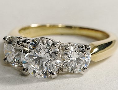 three stone diamond ring in 18k yellow gold