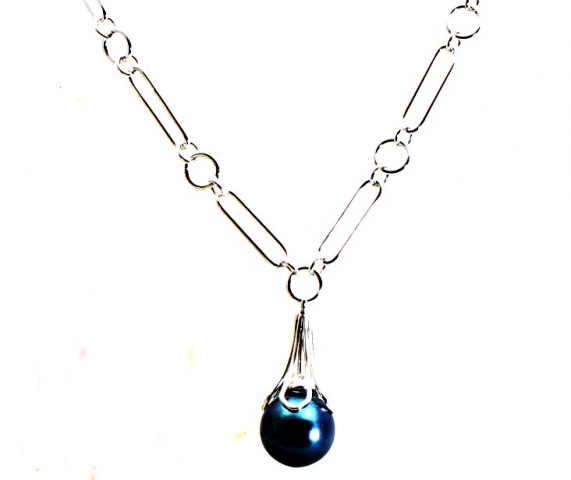 Sparkly eye candy found at thefacetlounge.com!