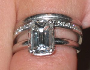 emeraldOnFingerCropped2.jpg emeraldOnFingerCropped2.jpg