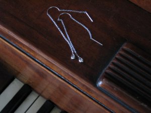 gwensdiamonddangliesabove.JPG