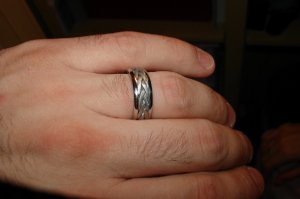 Hubbysnewweddingring.JPG