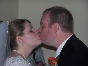 nhl_postcakekiss.jpg