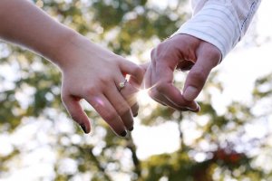 handsringsallieluv.jpg