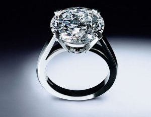 DeBeers_9.05ct-Round-Brilliant-Ring_080204_ssh.jpg