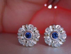LIB-VC_SapphireEarrings_handpeek_03.jpg