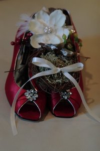 rubyredshoesringsandhairflower.jpg