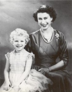 queen2rowpearls_Anne.JPG