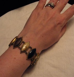 navetteagateswrist2.jpg navetteagateswrist2.jpg