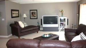 new trim in fam room 2.jpg