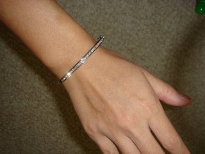 kiki_4th_anni_gift_handshot_01.jpg