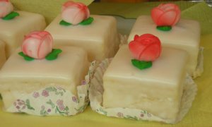 rose_cupcakes-758630.jpg