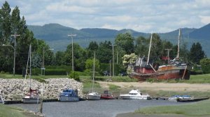 stranded boat in Baie St Paul.JPG