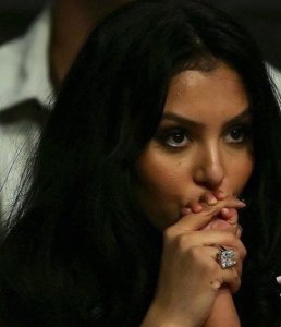 Vanessa Bryant and her huge diamond ring.jpg