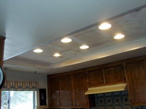 recess_lighting_in_kitchen.JPG