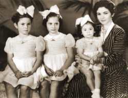 queen-farida-and-daughters.jpg