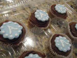bluemonogramcupcakes.jpg