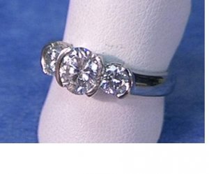 THREESTONEWDIAMOND20700L.JPG
