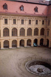 castlecourtyard.gif