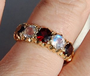 kiz-moongarnetring1.jpg