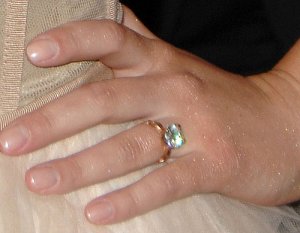 scarlett-johansson-engagement-ring-closeup.jpg