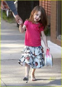 suri-cruise-high-heels-05.jpg