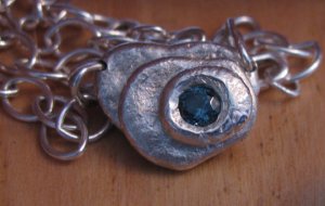 Blue Garnetgirl necklace freke.jpg