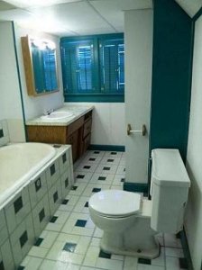 upstrs bath 002.JPG
