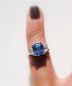 blue spinel 3 stone 1.jpg blue spinel 3 stone 1.jpg