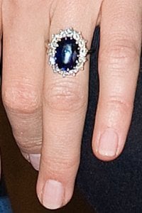 kate-middleton-engagement-ring-2-240bes111610.jpg