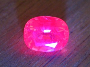 Spinel Mahenge 1.14ct fluor.JPG