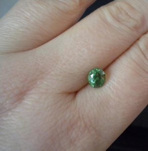 TLgreenzirconhand.JPG TLgreenzirconhand.JPG