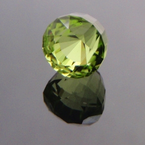 Pakistani peridot vendor pic (1)_1.15 cts_5 mm.jpg Pakistani peridot vendor pic (1)_1.15 cts_5 mm.jpg