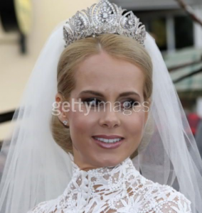 lovely bride, lovely tiara.jpg_thumb.png