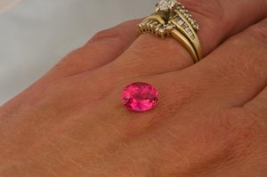 spinel_2.71cts_hand.jpg