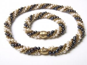 gold_pearl_necklace_bracelet.jpg gold_pearl_necklace_bracelet.jpg