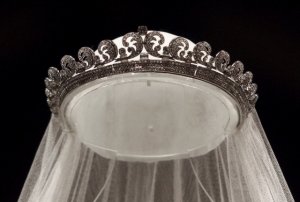 135358-the-cartier-halo-tiara-worn-by-britains-catherine-duchess-of-cambridge.jpg