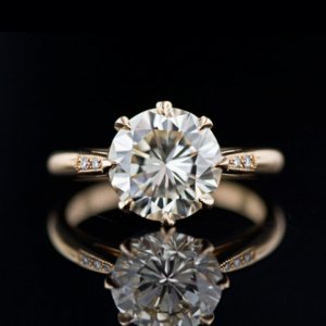 3.04 carat roe gold diamond solitaire.jpg