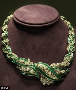 Elizabeth Taylor Oscar Heyman diamond and emerald necklace.jpg