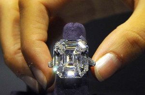 Another pic of the Elizabeth Taylor diamond.jpg