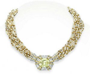 Fancy yellow-green setting Bulgari, 500-800K.jpg