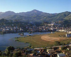 lake&whiteStupa700.jpg.jpg