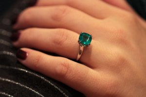 3.6ct_Emerald_Ring_2.jpg