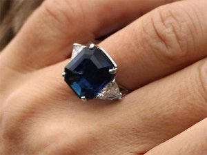 liz_hurley_engagement_ring_31011_400x300[1].jpg