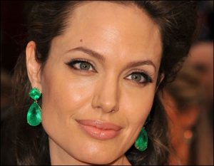 blog_angelina_jolie_emerald_earrings_oscars.jpg