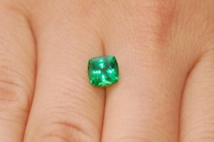 tsavorite_with_blue2.jpg