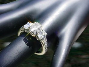 oval 3 stone on hand.jpg