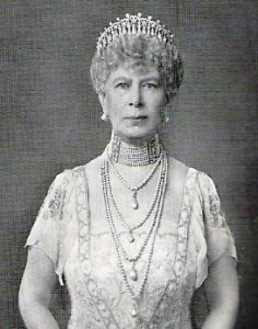 queen-mary-wearing-the-1913-cambridge-lovers-knot-tiara-b.jpg
