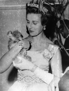 princess-alexandra-of-kent-with-alexander-the-koala-during-the-royal-visit-in-1959-small.jpg