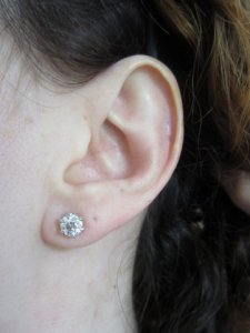r_earrings_on_0.jpg