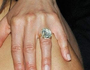1029-1b-jennifer-aniston-engagement-ring-justin-theroux-celebrity-weddings_we.jpg